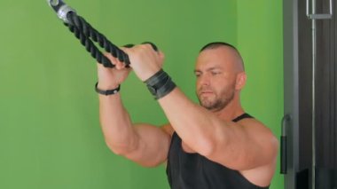 Spor salonunda fitness egzersiz donanımları üzerinde çalışma dışarı atletik genç adam