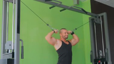Spor salonunda fitness egzersiz donanımları üzerinde çalışma dışarı atletik genç adam