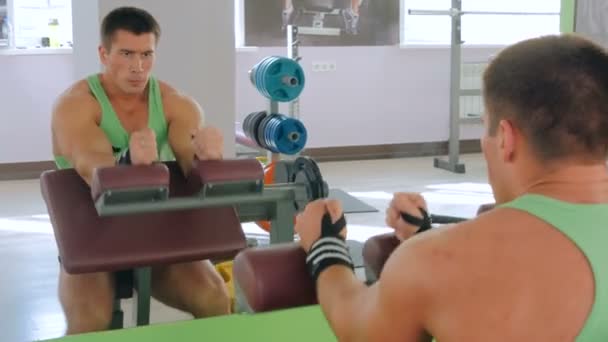 Spor salonunda fitness egzersiz donanımları üzerinde çalışma dışarı atletik genç adam — Stok video