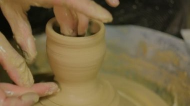 Atölyede çalışan profesyonel erkek çömlekçi.