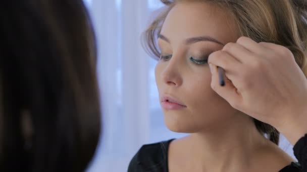 Professionele make-up kunstenaar met oogschaduw — Stockvideo