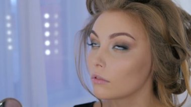 Toz kadın yüzüne uygulama profesyonel makyaj sanatçısı