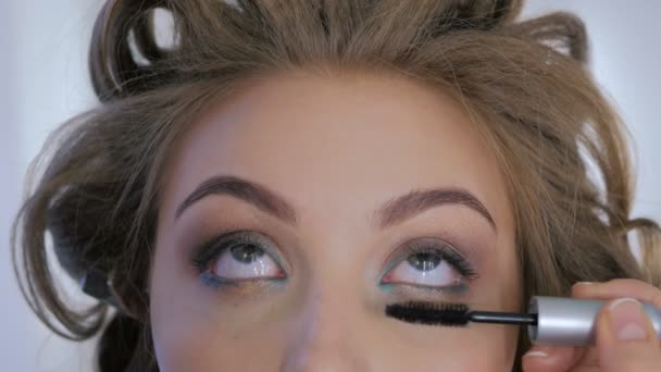 Maquillaje profesional artista que aplica rímel en las pestañas de modelo — Vídeo de stock