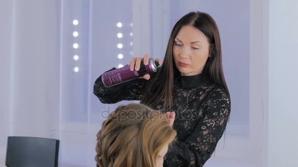 Saç stilisti, genç güzel kadın için saç modeli bitirme Kuaför — Stok video