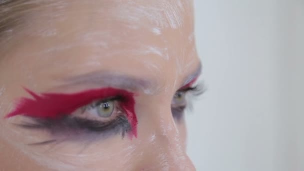 Nahaufnahme von Teenie-Mädchenaugen mit kreativem ungewöhnlichem Make-up — Stockvideo