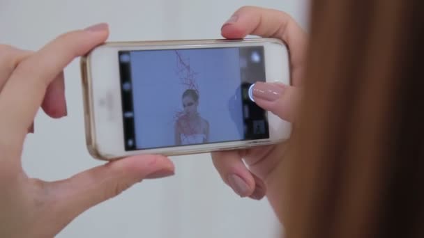 Maskér pořízení fotografie jejího klienta s kreativní neobvyklý make-up — Stock video