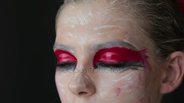 Portrait de fille mystérieuse avec maquillage créatif et coiffure élégante — Video