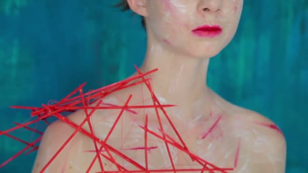 Yaratıcı makyaj ve zarif saç modeli ile gizemli kız portresi — Stok video