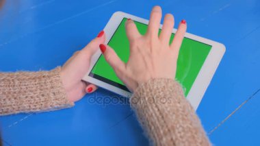 Yeşil ekranlı tablet bilgisayar kullanan kadın