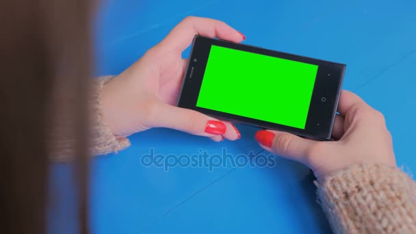 Γυναίκα κοιτάζοντας smartphone με πράσινη οθόνη — Αρχείο Βίντεο