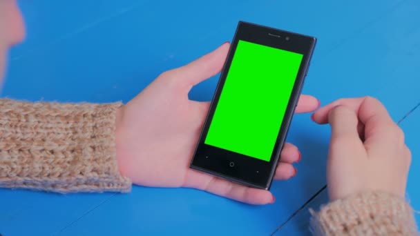 Kvinna Använda smartphone med grön skärm — Stockvideo