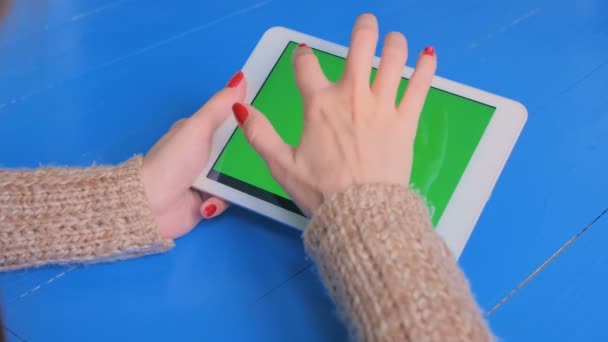 Femme utilisant un ordinateur tablette avec écran vert — Video