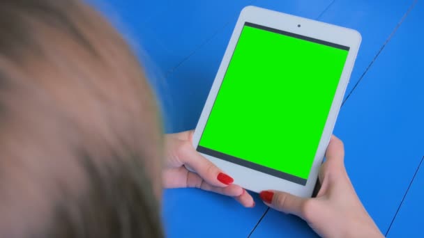 Mujer mirando tableta con pantalla verde — Vídeos de Stock