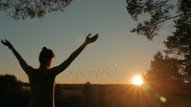 Gün batımında pratik Yoga ormandaki kadın