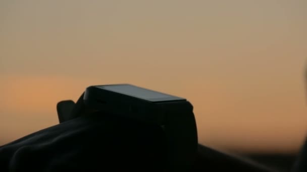 Mujer usando reloj inteligente en el bosque después del atardecer — Vídeos de Stock