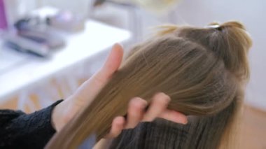 Profesyonel kuaför saç modeli için genç kadın güzel yapıyor