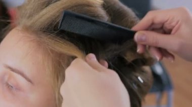 Profesyonel kuaför saç modeli için genç kadın güzel yapıyor
