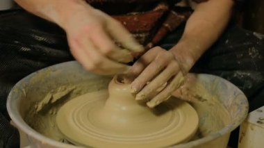 Atölyede çalışan profesyonel erkek çömlekçi.