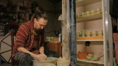 9 çekim. Profesyonel erkek çömlekçi atölyesinde çalışan