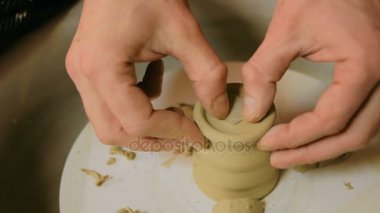 Atölyede çalışan profesyonel erkek çömlekçi.