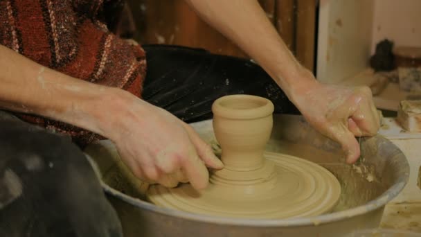 Tukang tembikar profesional laki-laki bekerja di bengkel, studio — Stok Video