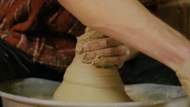 3 schoten. Professionele mannelijke potter werken met klei op potters wiel — Stockvideo