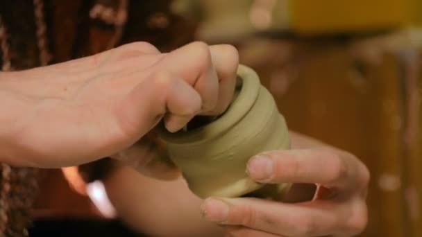 Професійний чоловічий гончар працює в майстерні — стокове відео