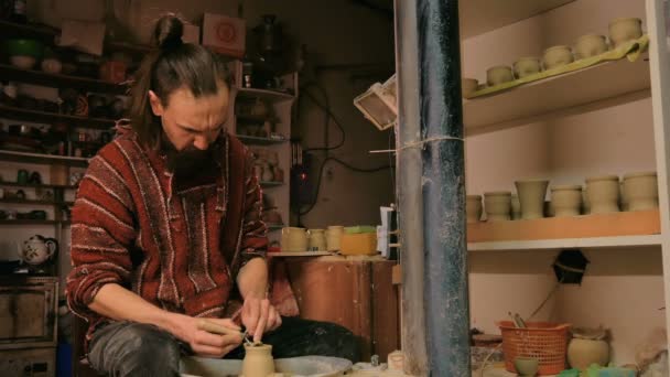 Professionell keramik snida mugg med speciella verktyg i keramik verkstad — Stockvideo