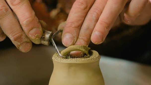 Caneca de modelagem de oleiro profissional com ferramenta especial na oficina de cerâmica — Vídeo de Stock