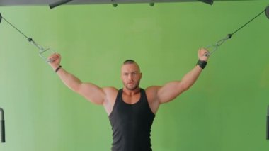 Spor salonunda fitness egzersiz donanımları üzerinde çalışma dışarı atletik genç adam