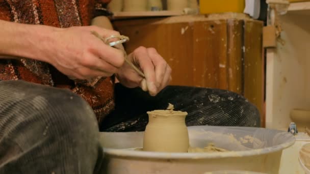 Профессиональный гончарный резьба кружка со специальным инструментом в керамической мастерской — стоковое видео