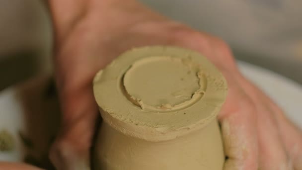 Tasse à découper professionnelle avec outil spécial en atelier de poterie — Video