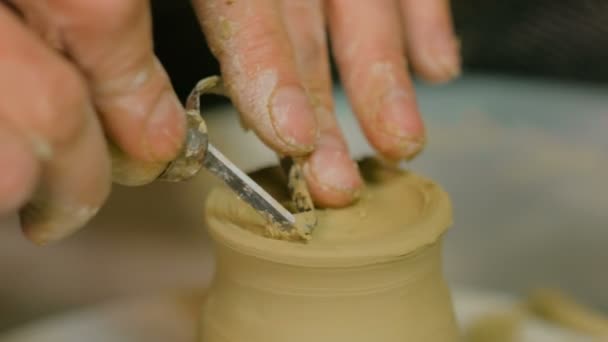 5 skott. Professionell potter carving mugg med specialverktyg i keramikverkstad — Stockvideo