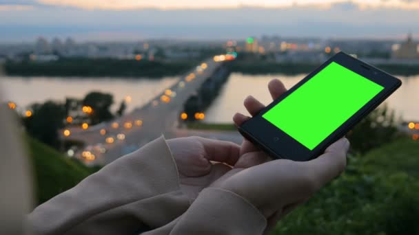Kobieta patrząc na smartfon z zielonym ekranem — Wideo stockowe