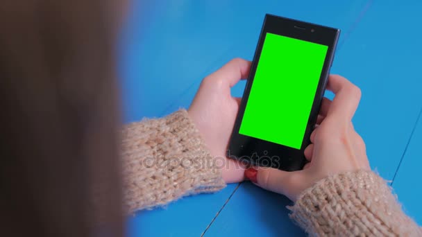 Mujer mirando el teléfono inteligente con pantalla verde — Vídeo de stock