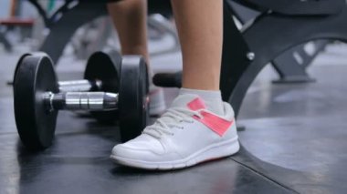 Spor salonunda halter kaldırma atletik genç kadın görüntüsünü kapatmak