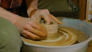 Atölyede çalışan profesyonel erkek çömlekçi.