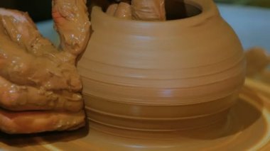 Atölyede çalışan profesyonel erkek çömlekçi.