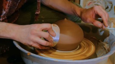 Profesyonel potter kase seramik atölyesinde özel araç ile şekillendirme