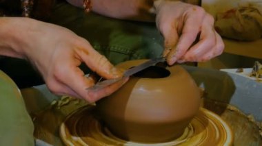 Profesyonel potter kase seramik atölyesinde özel araç ile şekillendirme