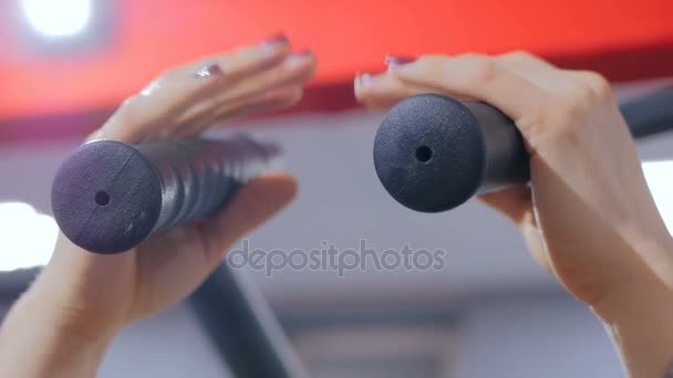 Athlétique jeune femme travaillant sur l'équipement d'exercice de remise en forme — Video