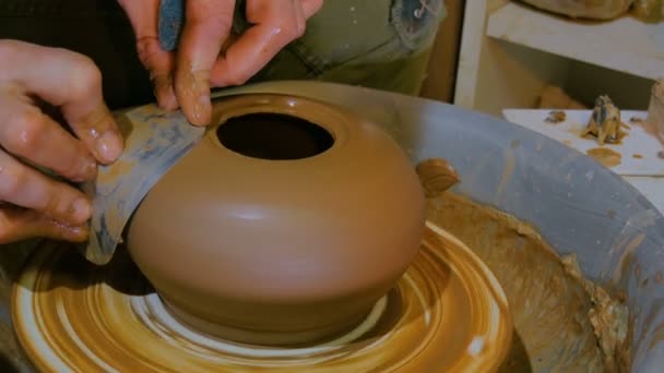 Bol de façonnage professionnel pour potier avec outil spécial en atelier de poterie — Video