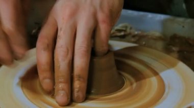 Atölyede çalışan profesyonel erkek çömlekçi.