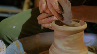 Profesyonel potter vazo seramik atölyesinde özel araç ile şekillendirme