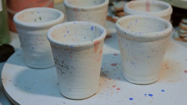 Tasses professionnelles de peinture de potier masculin dans l'atelier de poterie — Video