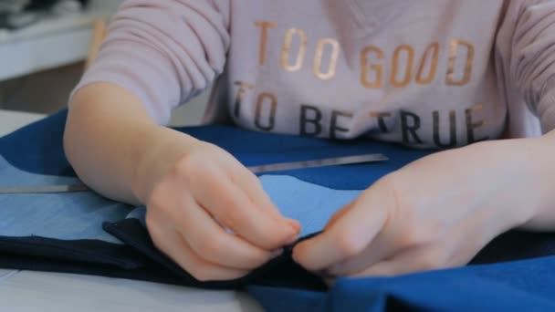 Sastre profesional, chaqueta de traje de medida de diseño para coser en atelier . — Vídeos de Stock