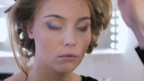 2 shots. Professionele make-up artiest toepassing van oogschaduw — Stockvideo