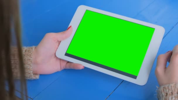 Femme utilisant un ordinateur tablette avec écran vert — Video