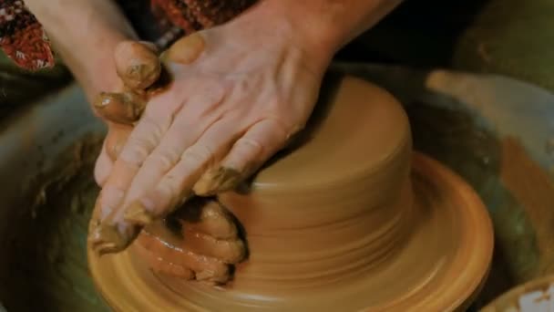 Professionele mannelijke potter maken van kom in de pottenbakkerij — Stockvideo
