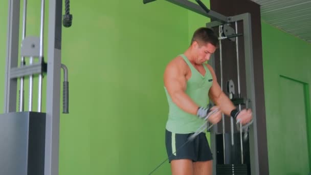Sportos fiatalember dolgozott ki a testmozgás fitnessgép tornaterem — Stock videók